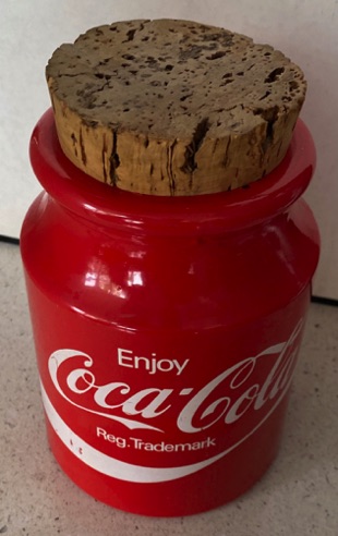 76164-1 € 6,00 coca cola voorraad pot glas met laagje plastic kleur rood H17 D9 cm.jpeg